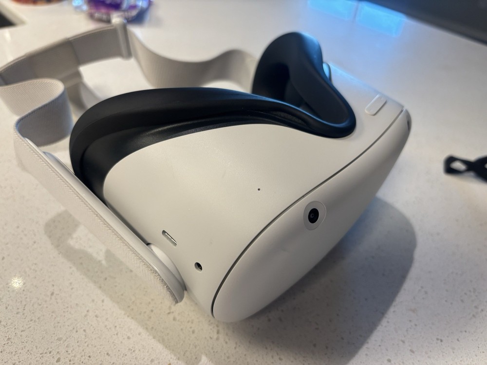 ***Excellent*** Meta Oculus Quest 2 128GB VR Headset W/Controllers