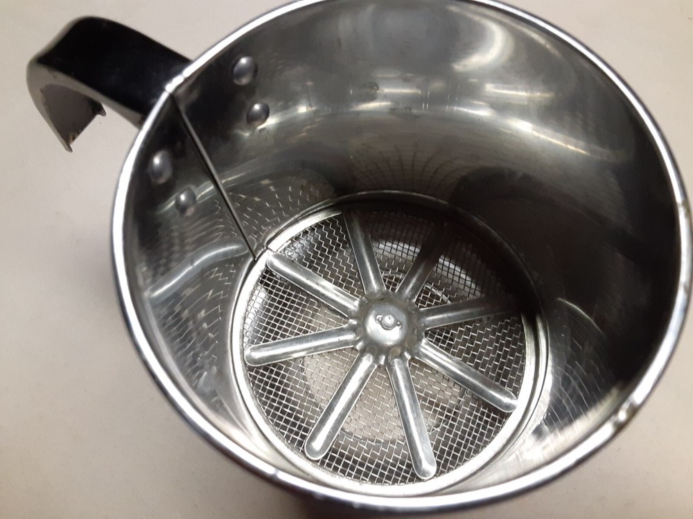 Vintage 1 cup flour sifter