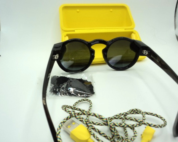 Black Snapchat Spectacles With Yellow Case & Charger