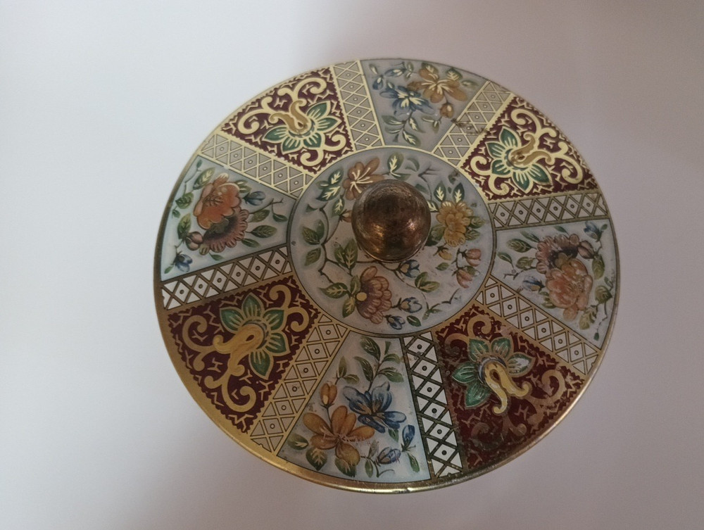 VINTAGE CONTAINER MADE IN ENGLAND TIN CONTAINER WITH LID