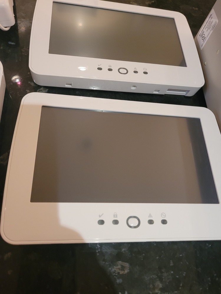 DSC HS2032 Panel, RS22 automation module, wireless receiver and 2 touchscreens