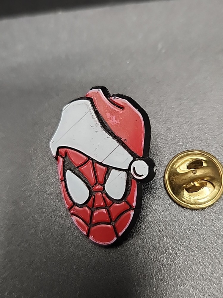 Spider-Man w/ Christmas Holiday Santa Hat Marvel Comics 1992 Plastic Pin Button