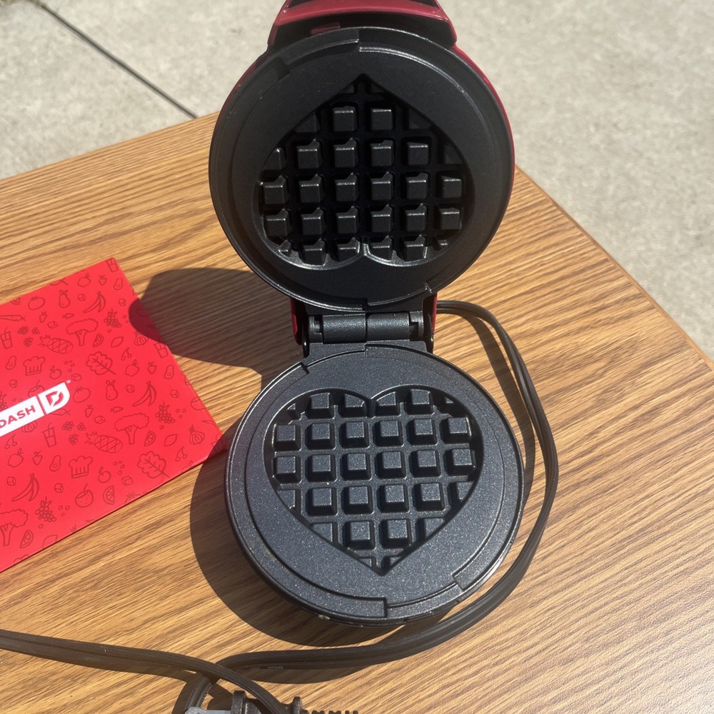 Dash Heart Mini Waffle & Portable Egg Bite Maker with 4 Silicone Molds Bundle