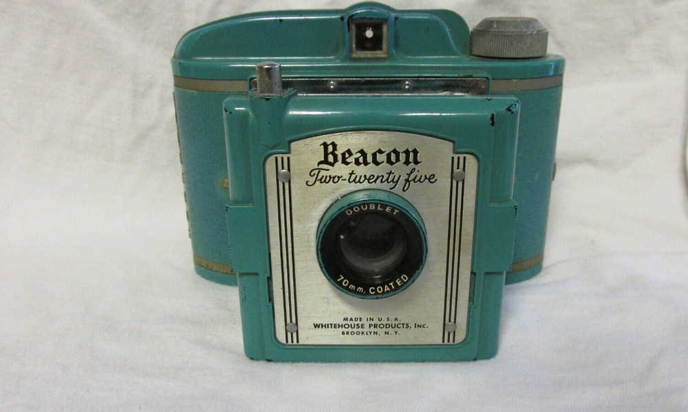 VINTAGE 1950s BEACON TWO TWENTY FIVE CAMERA