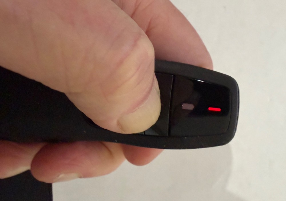 Logitech R400 Wireless Presenter Presentation Remote & Laser Pointer + Batteries