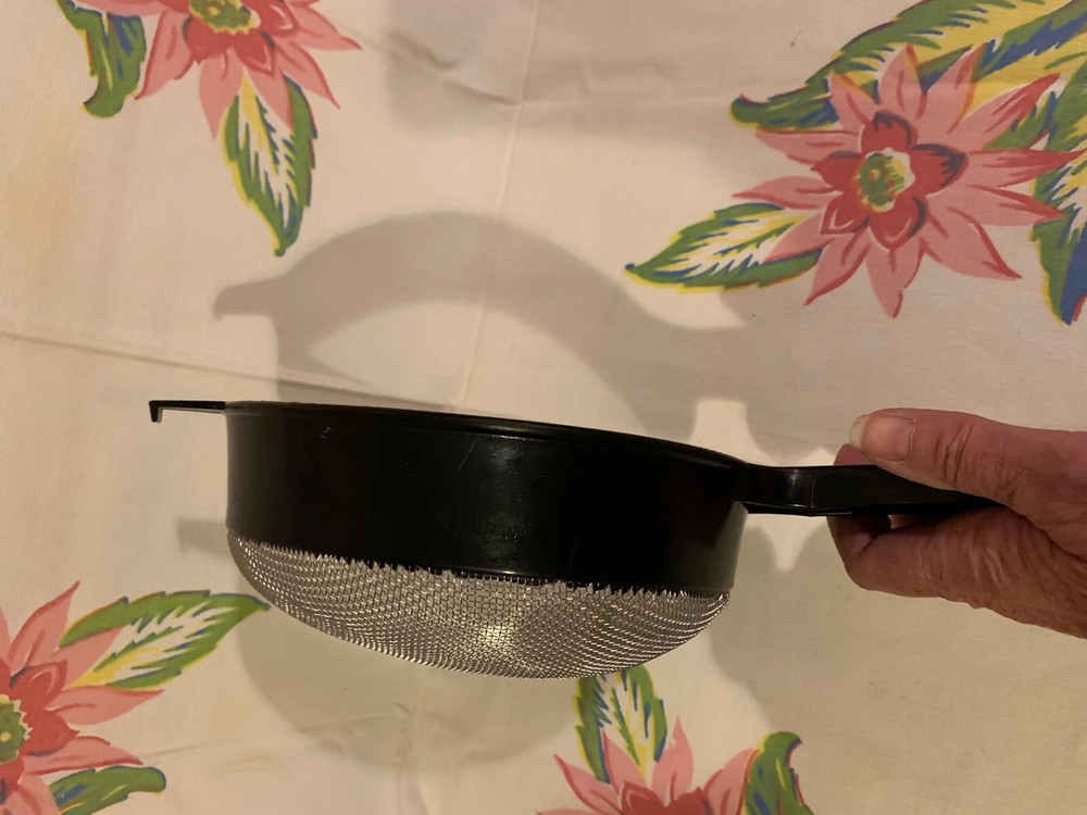 ❤️Vintage Large Black Handle Mesh Sifter Strainer Kitchen Made In Korea EUC