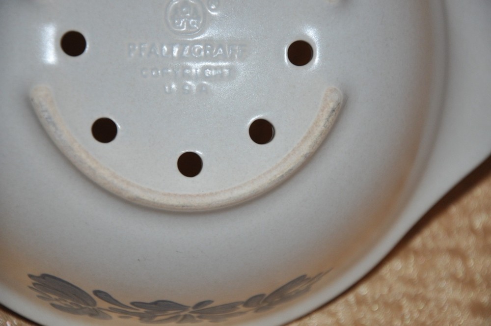 Pfaltzgraff Yorktown STONEWARE COLANDER SIFTER