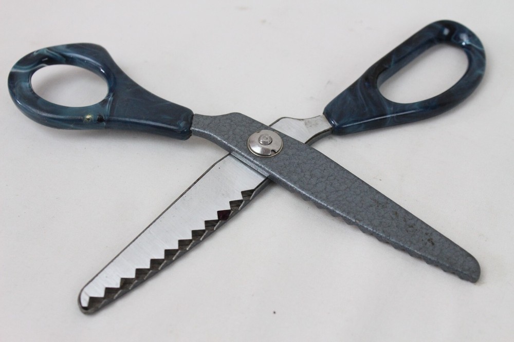 Vintage Hearthside Fabric Shears Pinking Zig Zag Scissors Sewing Tool Blue