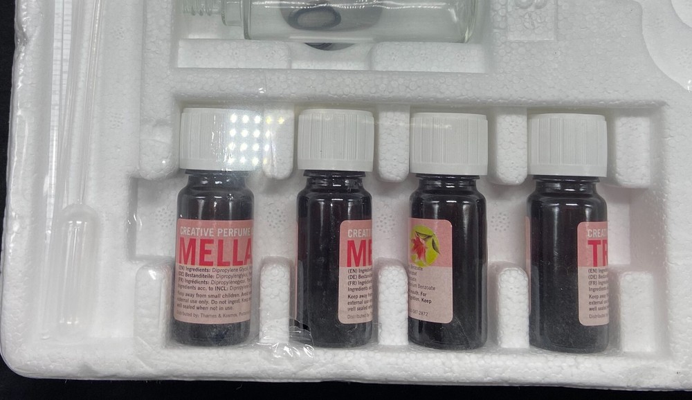 PERFUME SCIENCE EXPERIMENTATION KIT (Thames & Kosmos, 2008), 9 bottles, Finalio