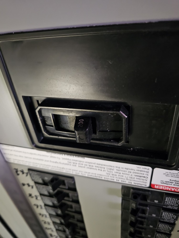 Siemens 200 Amp Panel With Main And Breakers 208 Volt 3 Phase 4 Wire 42 Circuit