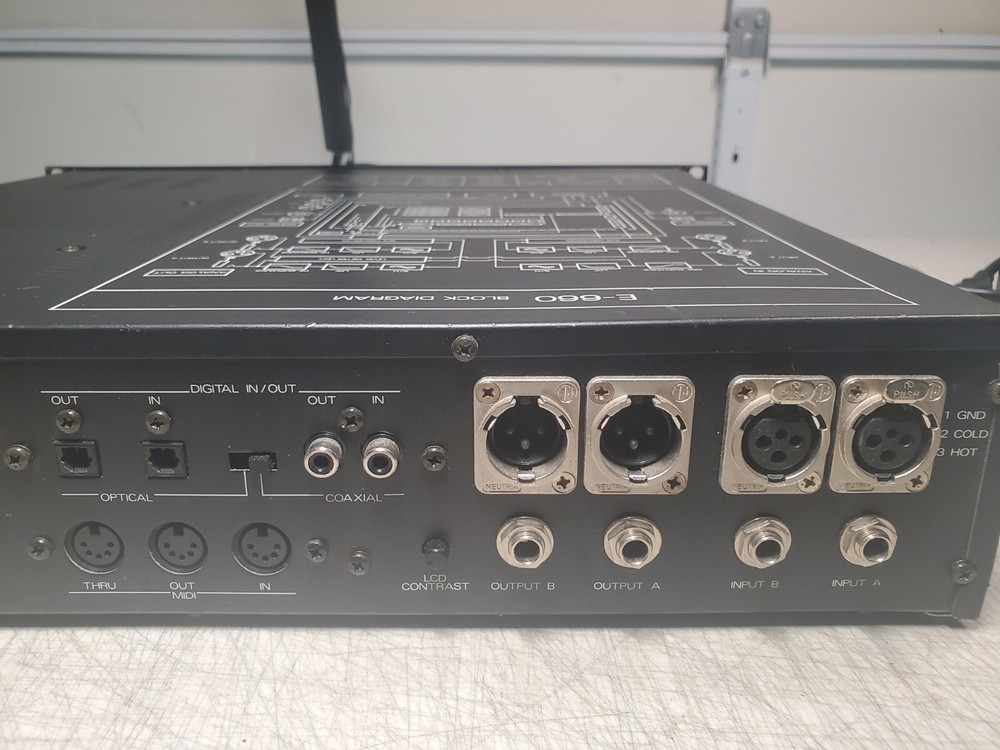 Roland E-660 Digital Parametric EQ Equalizer - Good Cosmetic