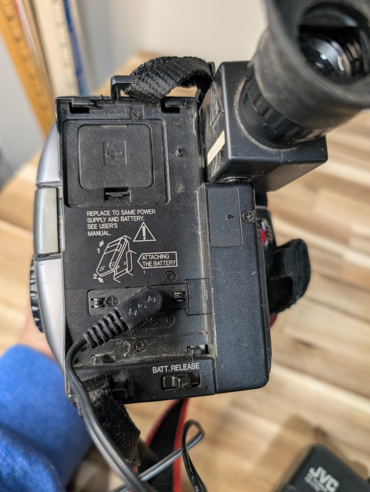 JVC GR-AX920 Compact VHS-C Camcorder with AC Power Adapter Remote Guide