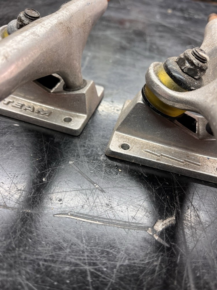 SKATEBOARD THUNDER TRUCKS AND WHEELS