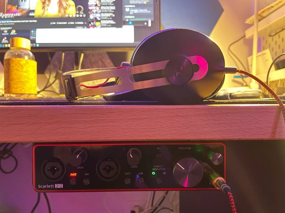 Focusrite Scarlett 2i2 under desk mount