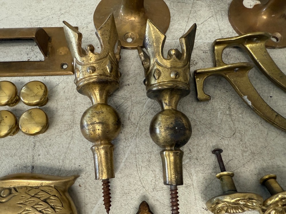 VINTAGE DRAWER PULLS, HARDWARE, DOOR KNOCKER MIXED LOT