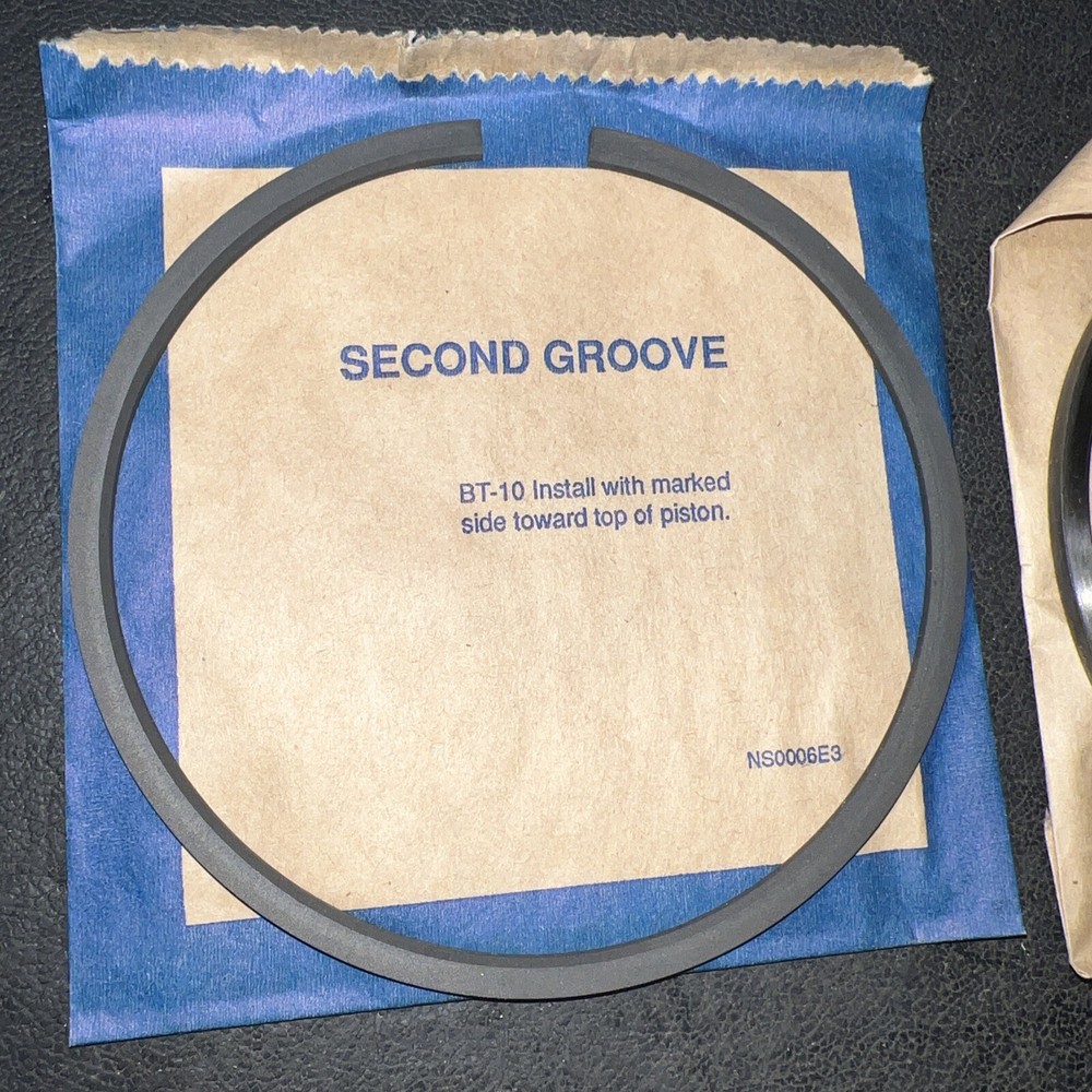 International Piston Ring Kit - 1830724C92 (MISSING BOTTOM GROOVE)