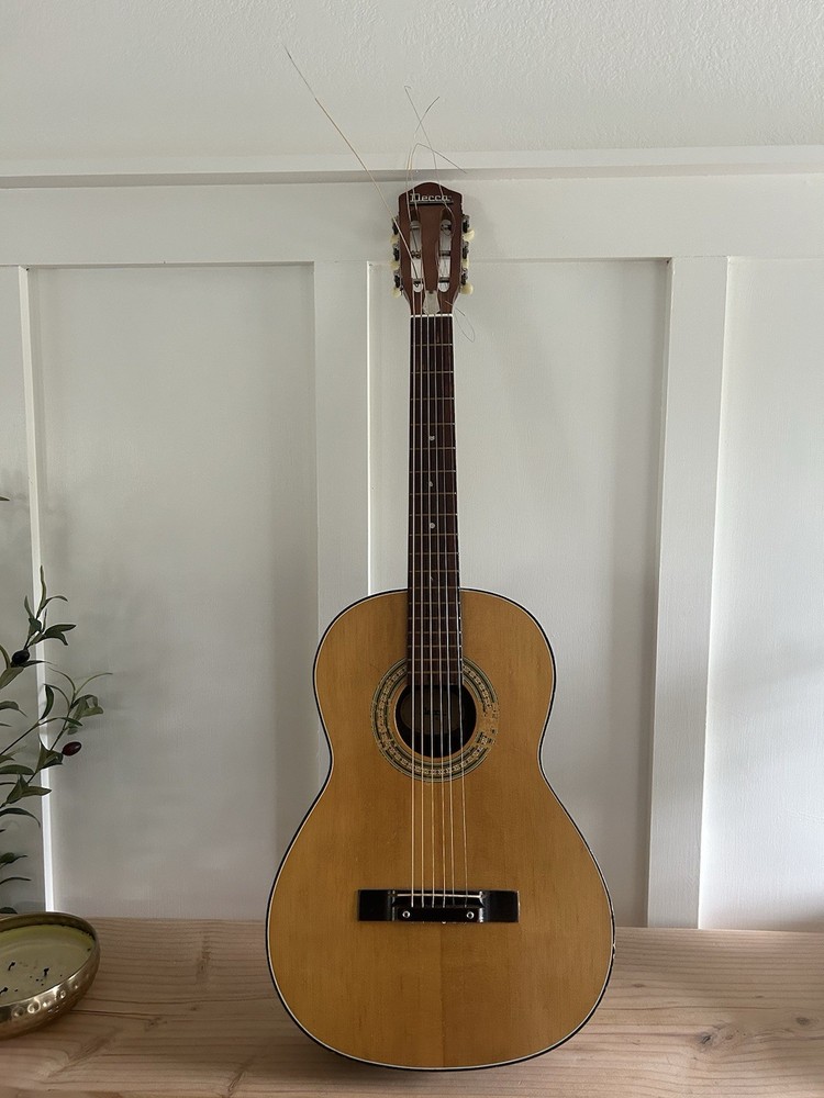 Decca Acoustic Guitar 124 New Strings