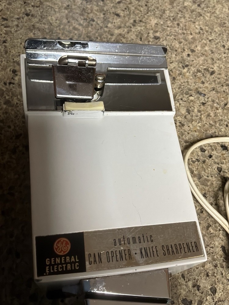 Vintage General Electric G.E. Automatic Can Opener + Knife Sharpener #14EC12