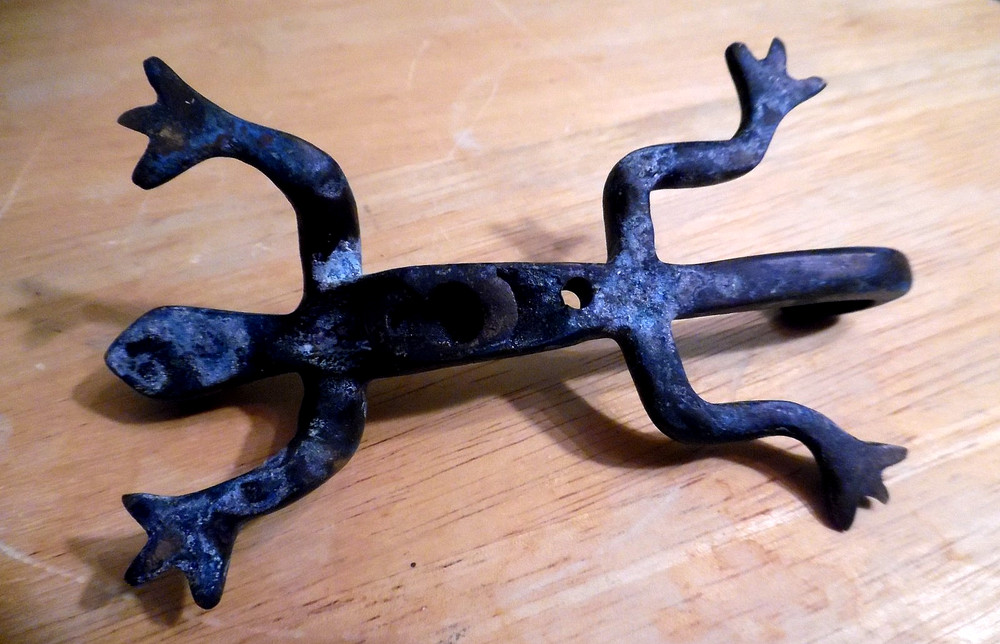 ANTIQUE VERDIGRIS FINISH OVER SOLID BRASS WALL HUNG GECKO LIZARD COAT HOOK