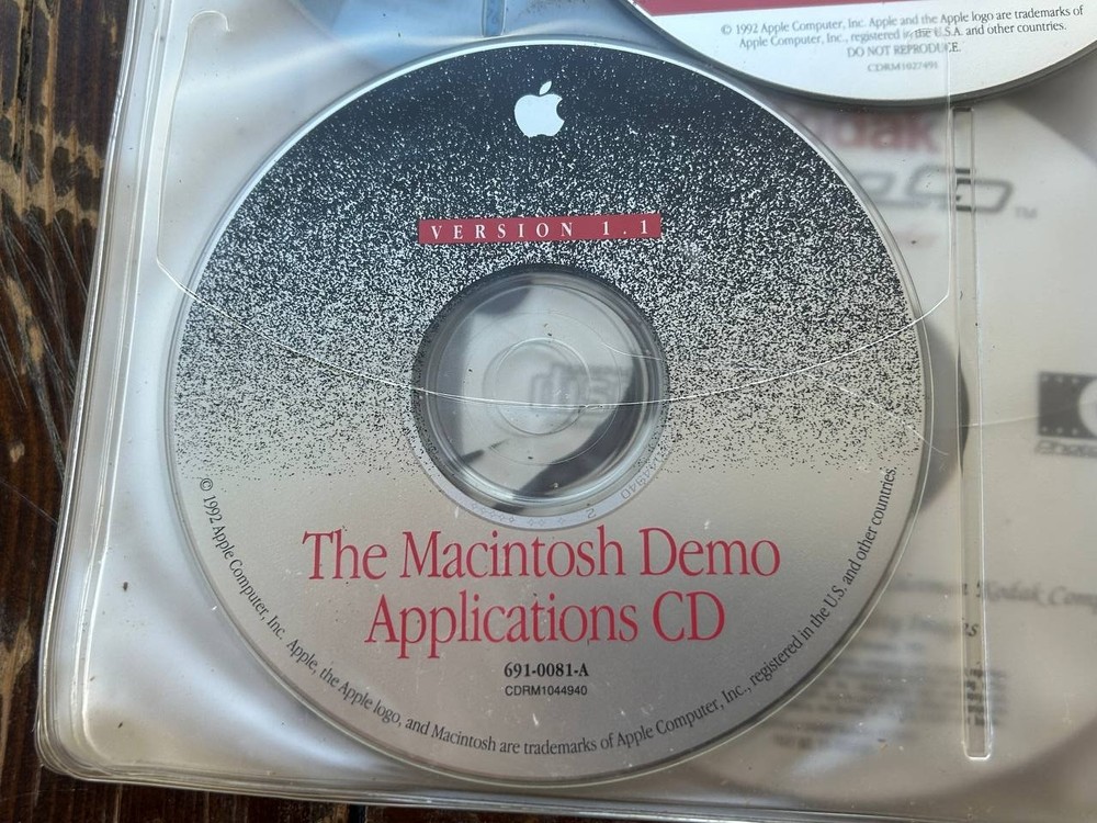 Apple Macintosh Compact Discs CD-ROM Sampler Lot w Case Nautilus Kodak