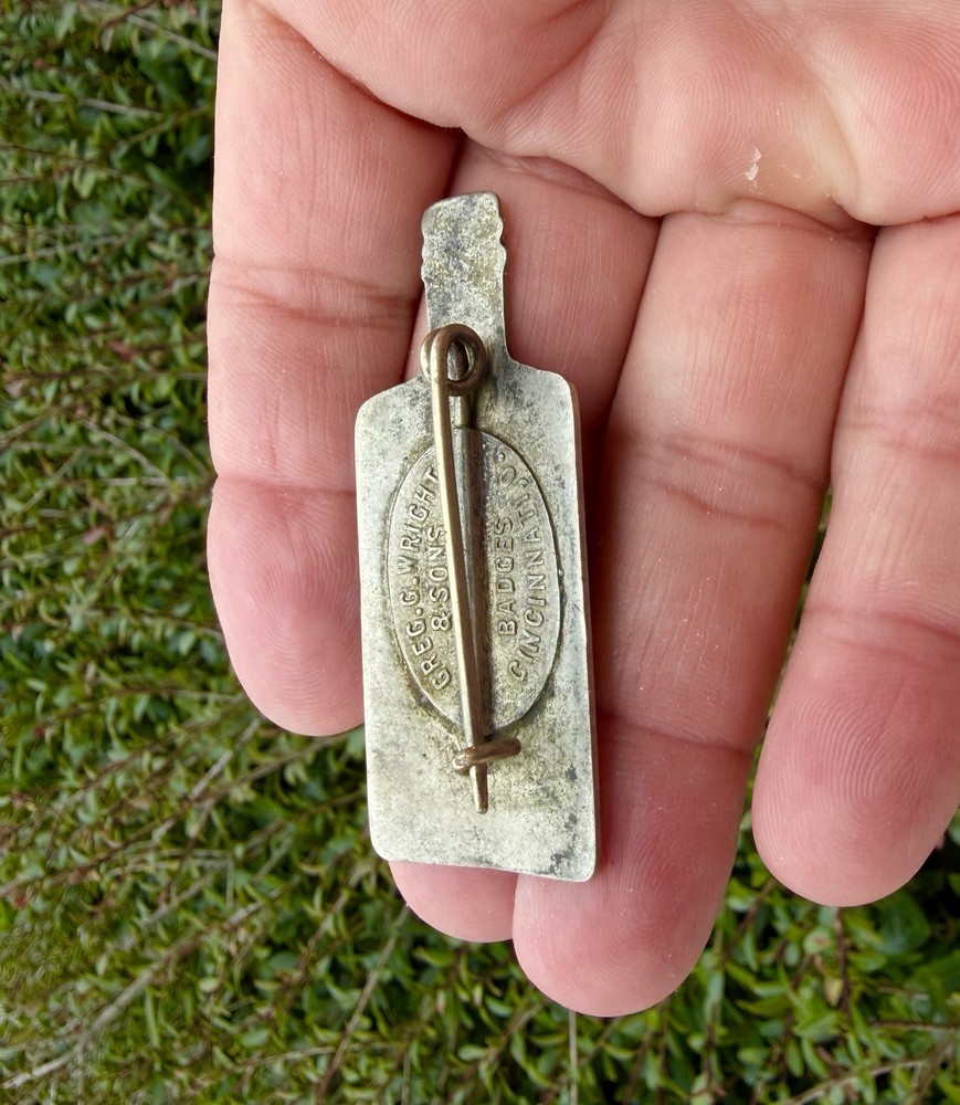 W. & A. GILBEY LTD. CINCINNATI GILBEY'S GIN EMPLOYEE BADGE BOTTLE SHAPE WRIGHT !