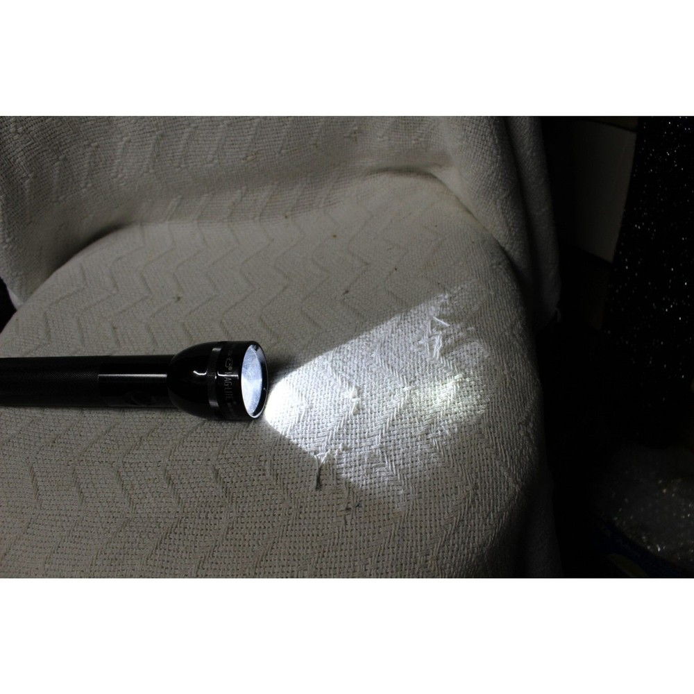 Vintage 12" Mag Lite Black Flashlight (Pre-Owned)