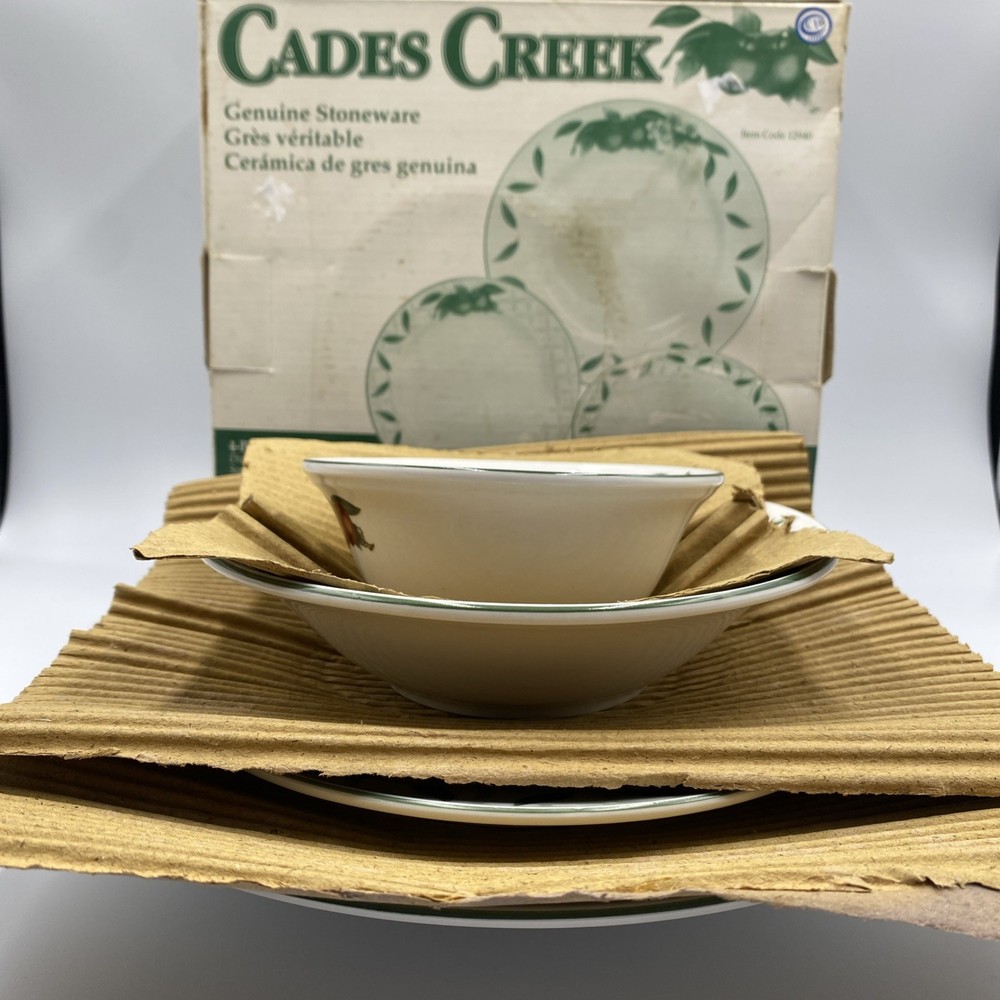 Cades Creek Stoneware Dinnerware 4 Piece Place Setting New Boxed Set 12940 Apple