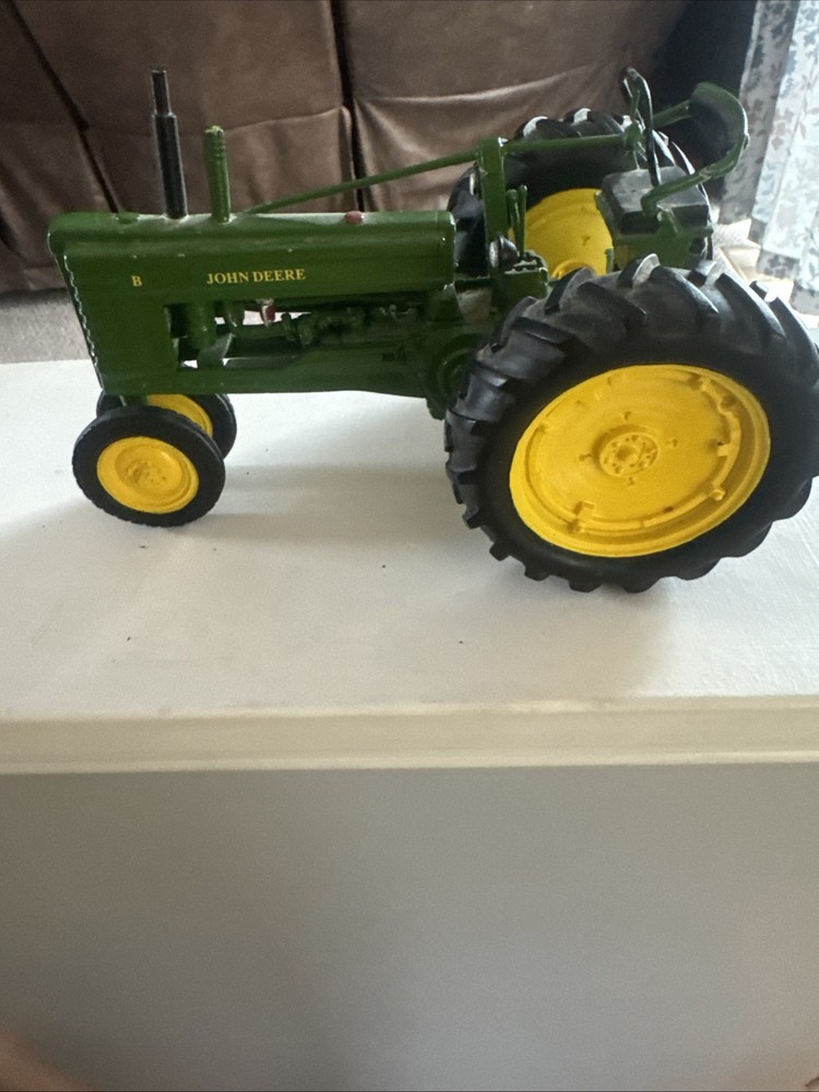Danbury Mint John Deere 1948 Model "B" Tractor Desk Clock 8”