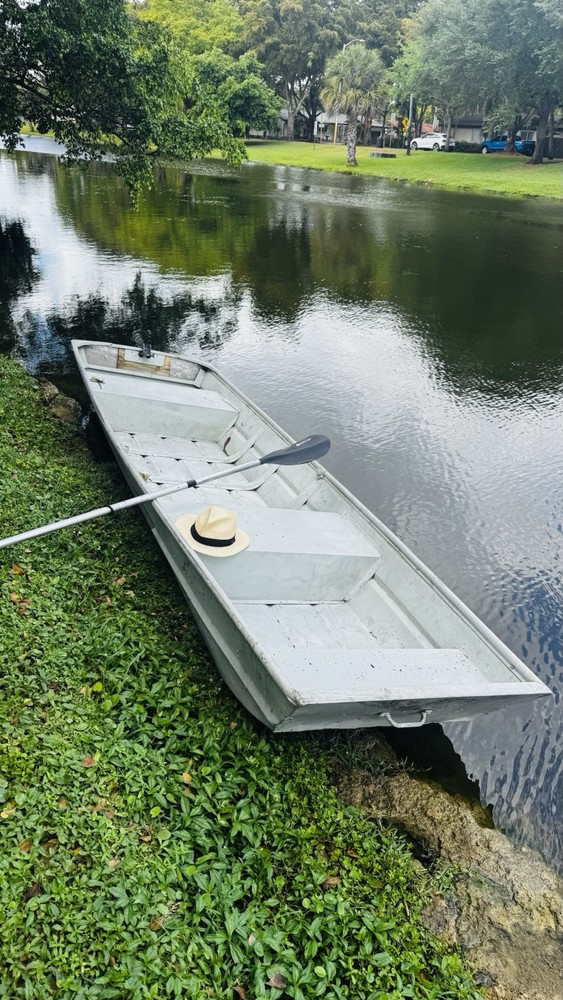 canuo with paddle