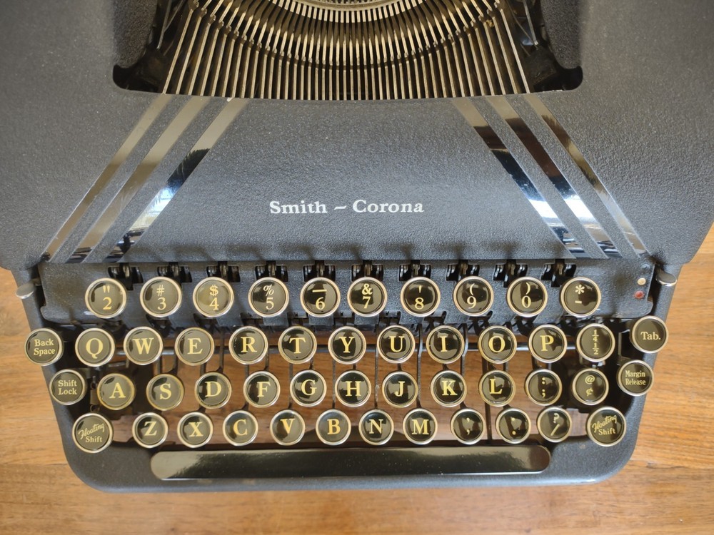 [Excellent] 1949 Smith-Corona Silent "Floating Shift" black typewriter with case