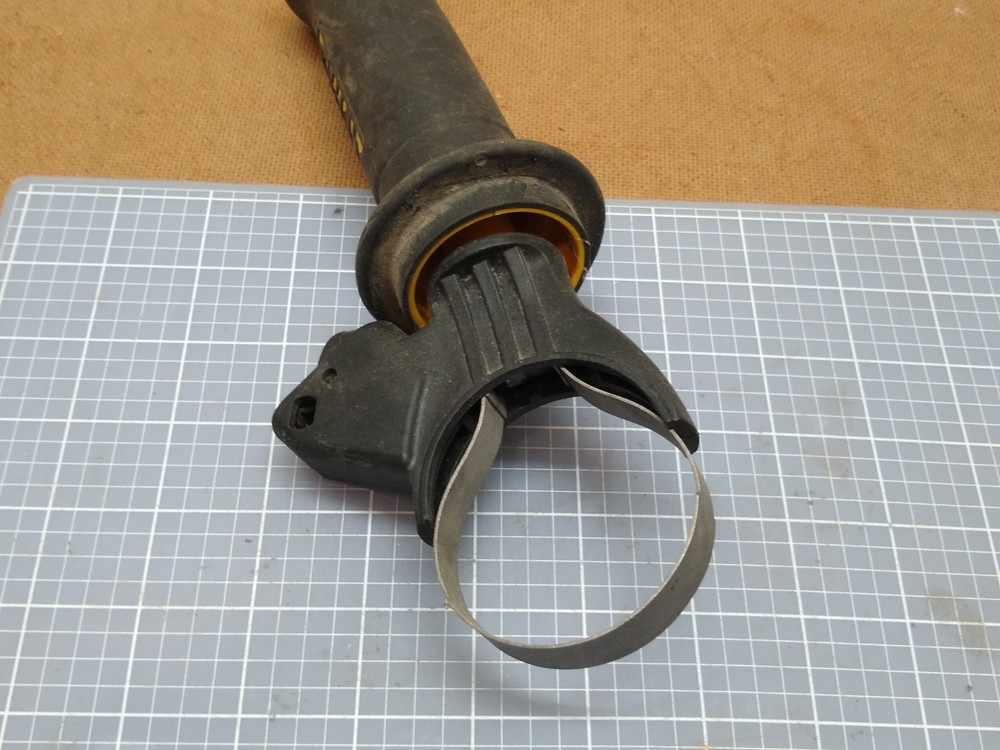 DeWalt Side Handle Compatible With DCH263 Hammer drill