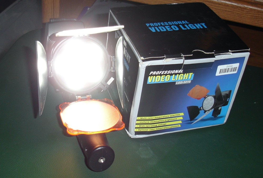 PROFESSIONAL LED-5010 VIDEO LIGHT Versatile hand held vs COLD shoe mount