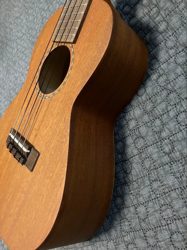 Hanalei HUK-80C Ukulele with case
