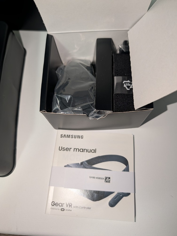 Samsung Gear VR with Controller Powered By Oculus New Open Box SM-R324