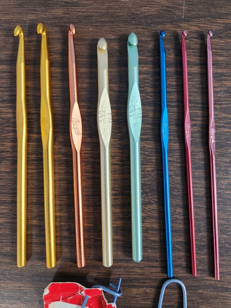 Vintage Crochet Tools 22 Pieces Various Sizes