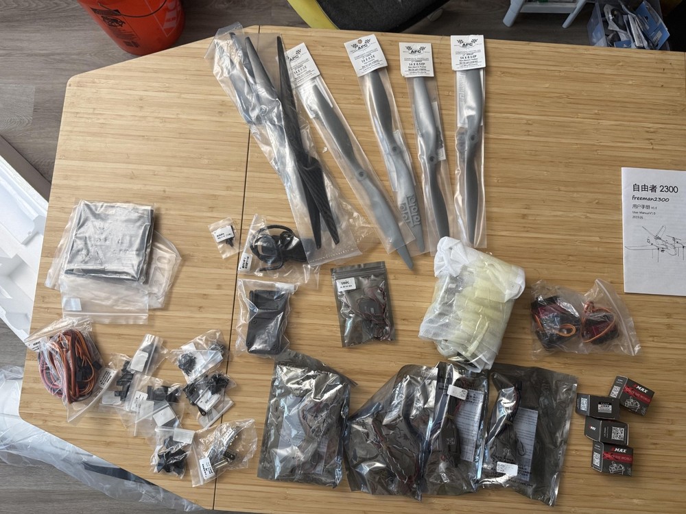 MAKEFLYEASY FREEMAN 2+2 2300MM UAV VTOL ESCs and servos included