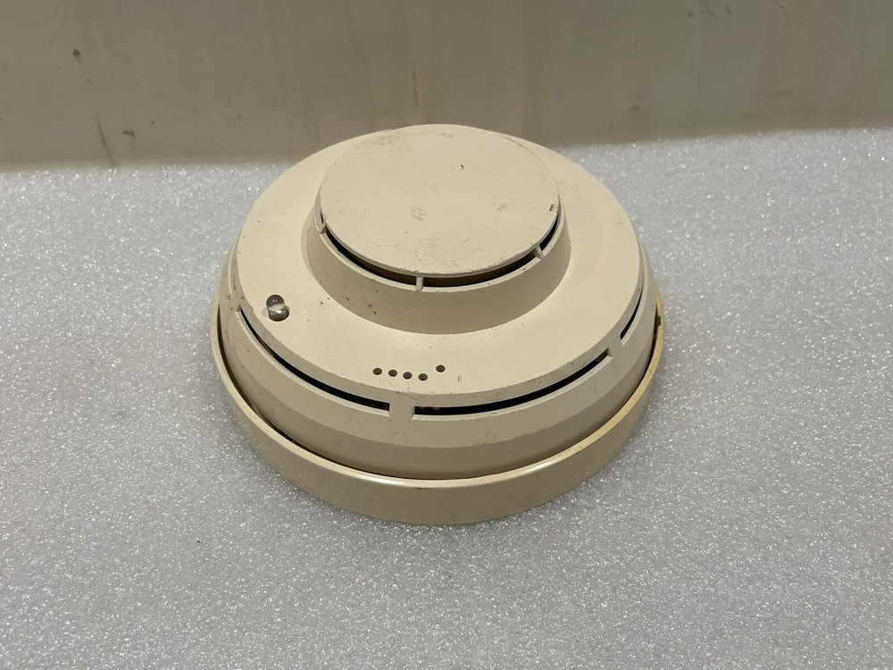Cerberus Pyrotronics ILI-1 Ionization Smoke Detector WITH DB-3S BASE