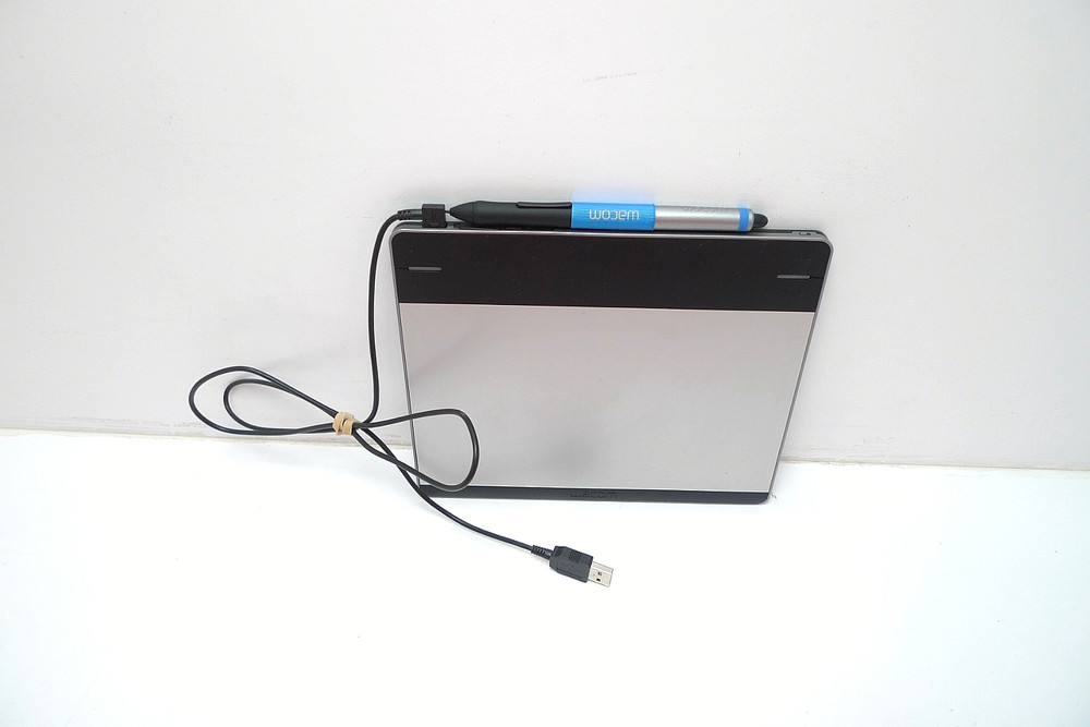 Wacom Intuos Small Tablet CTL-480 w/ Pen & Cable