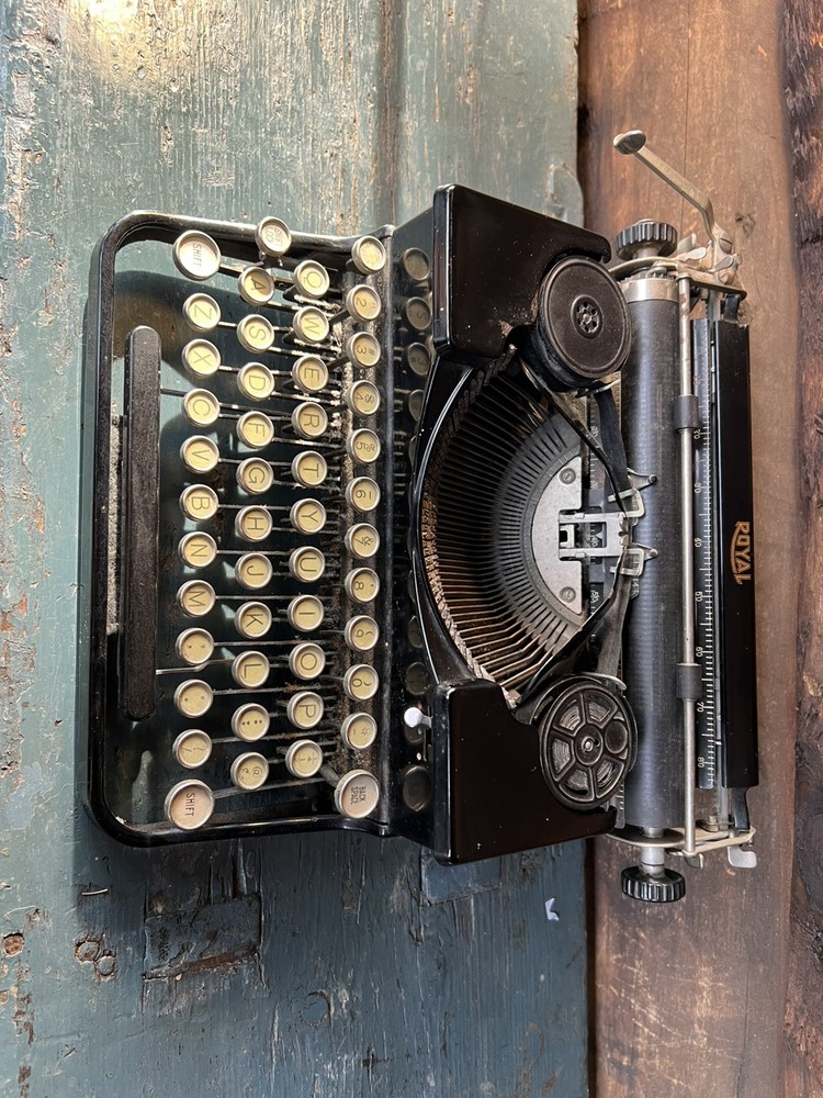 ANTIQUE 1930’s ROYAL TYPEWRITER
