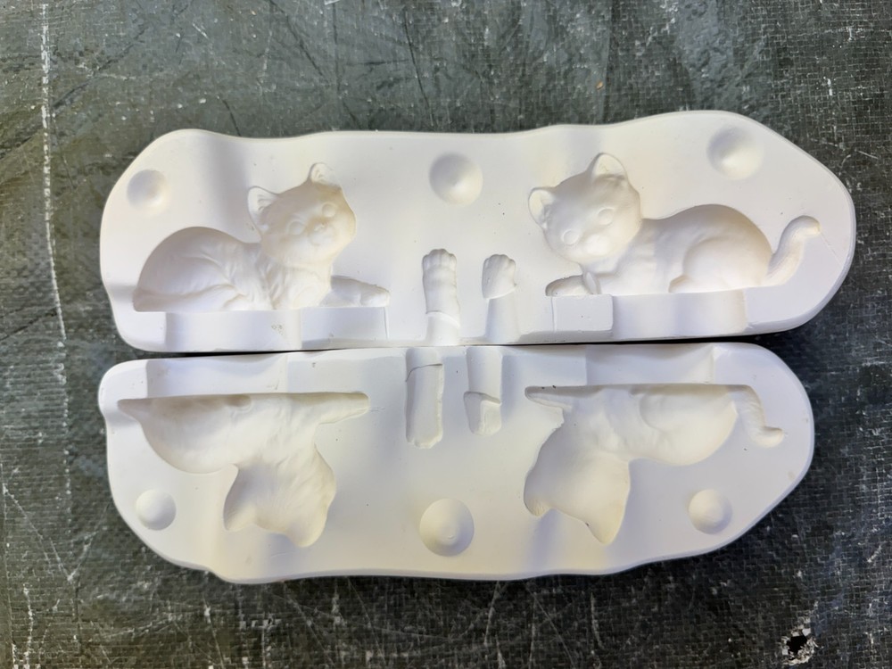 VINTAGE SCIOTO CERAMIC MOLD #S-583 LYING DOWN KITTENS