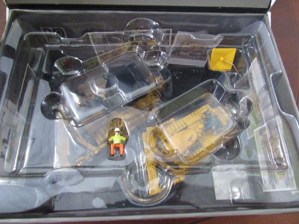 DIECAST MASTERS 1/50 EVOLUTION SERIES CATERPILLAR TRACK TYPE TRACTOR SET - NIB
