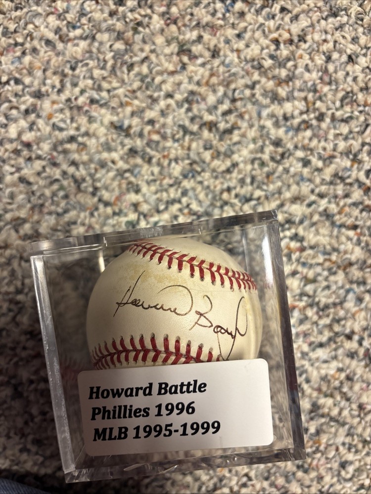 Howard Battle Autographed Baseball & Case, Phillies