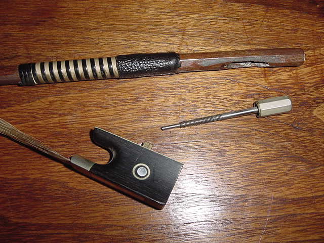 FINE ANTIQUE VIOLIN BOW 55 grams