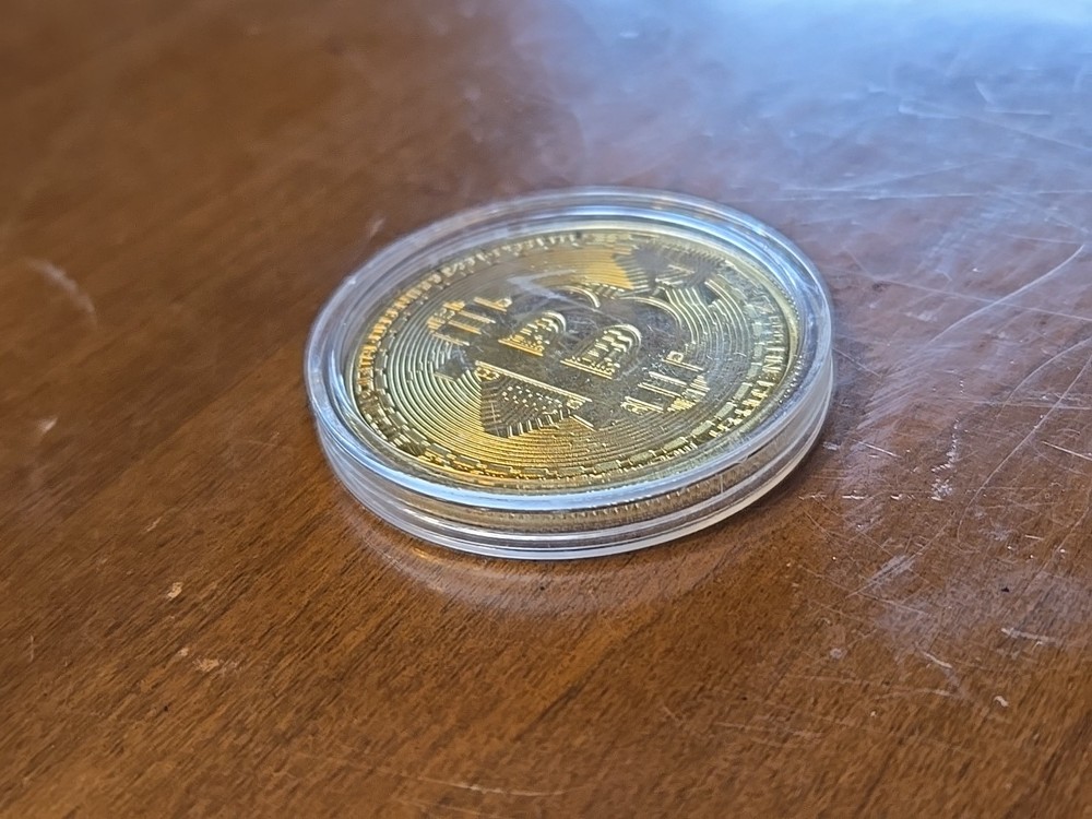 BITCOIN COMMEMORATIVE COIN FOR DISPLAY IN PLASTIC CAPSULE