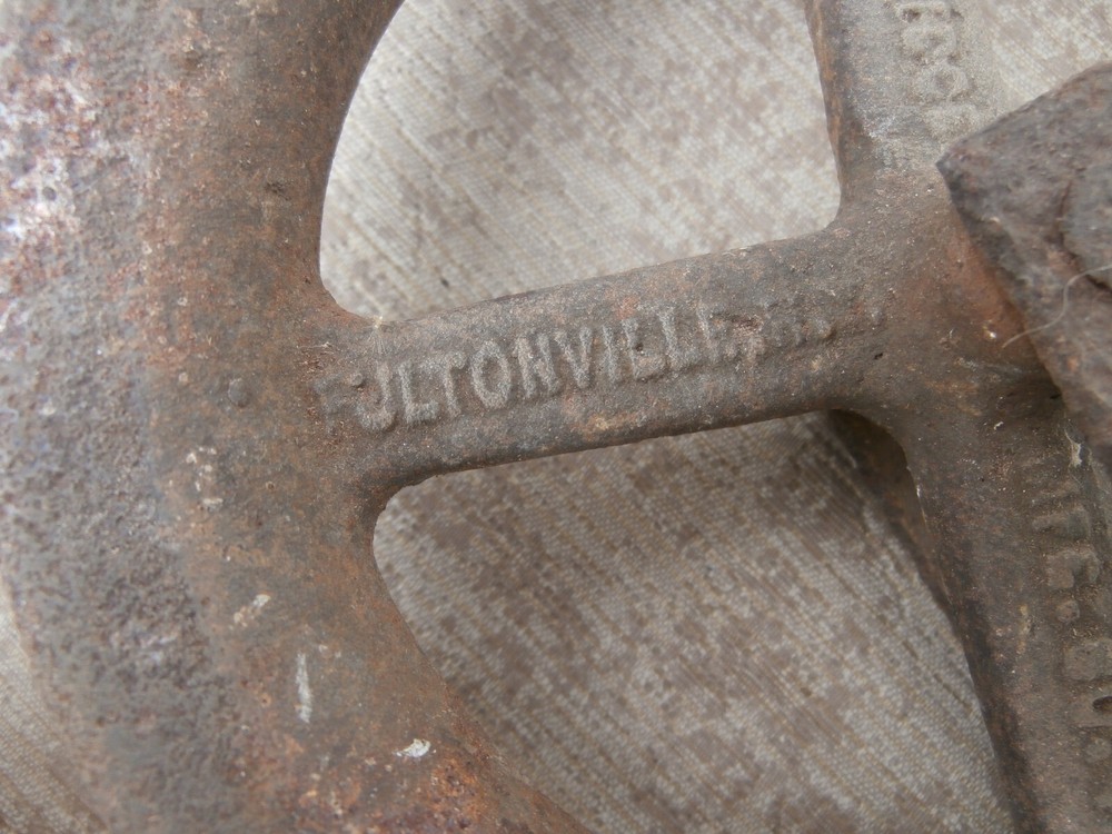 Vintage Cast Iron Ridge Pidge Pulley