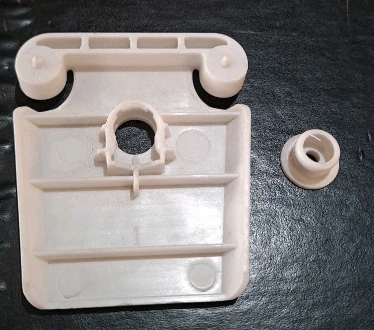 IGLOO Replacement Plastic Cooler Latch - White