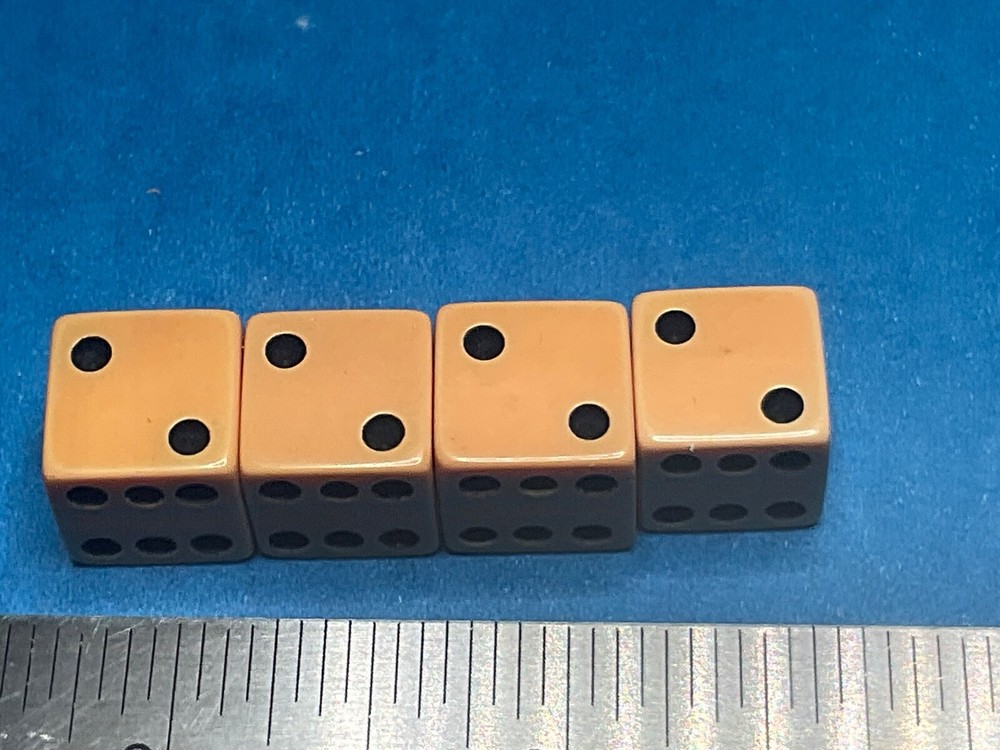 SET OF 4————- BAKELITE DICE———B-90