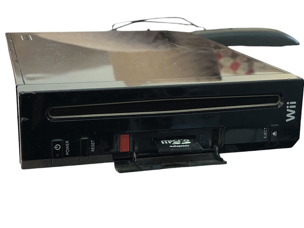 Black Nintendo Wii Console Bundle with Memory Card, Game Disc & 2 Controller