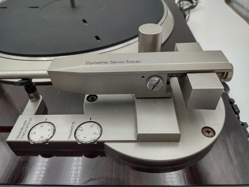 DENON DP-52F Direct Drive Microprocessor Controlled TURNTABLE with ORTOFON 2MRED