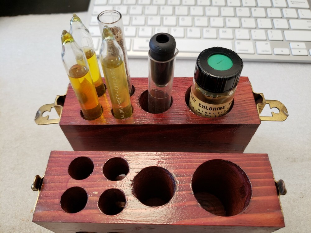 Vintage Diversey "DIVERSOL" CHLORINE TESTING KIT CHICAGO ( B2-3)
